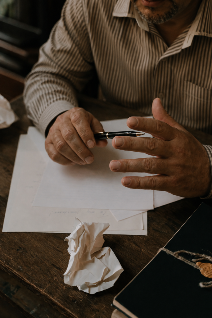 autor escribiendo manuscrito